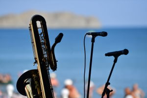 Мікрофони і саксофон на сцені перед концертом на міжнародному музичному фестивалі Koktebel Jazz Party-2021