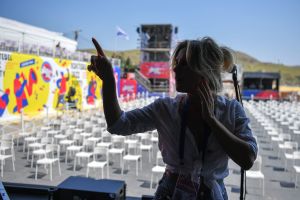Вокалістка гурту "Чиж & Co" Марина Шалагаєва під час саундчеку перед концертом на міжнародному музичному фестивалі Koktebel Jazz Party-2021