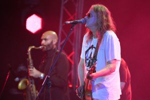 Музикант гурту "Чиж & Co" виступає на міжнародному музичному фестивалі Koktebel Jazz Party-2021